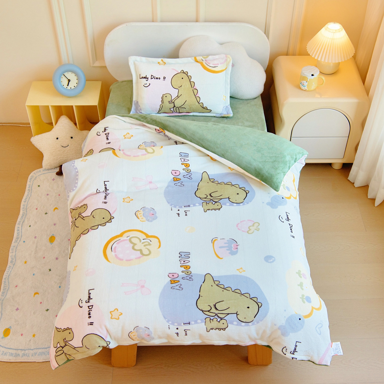 91家纺网 家纺一手货源 找家纺 梵赫 2025新款加厚牛奶绒三件套儿童套件幼儿园三件套系列 小恐龙和妈妈