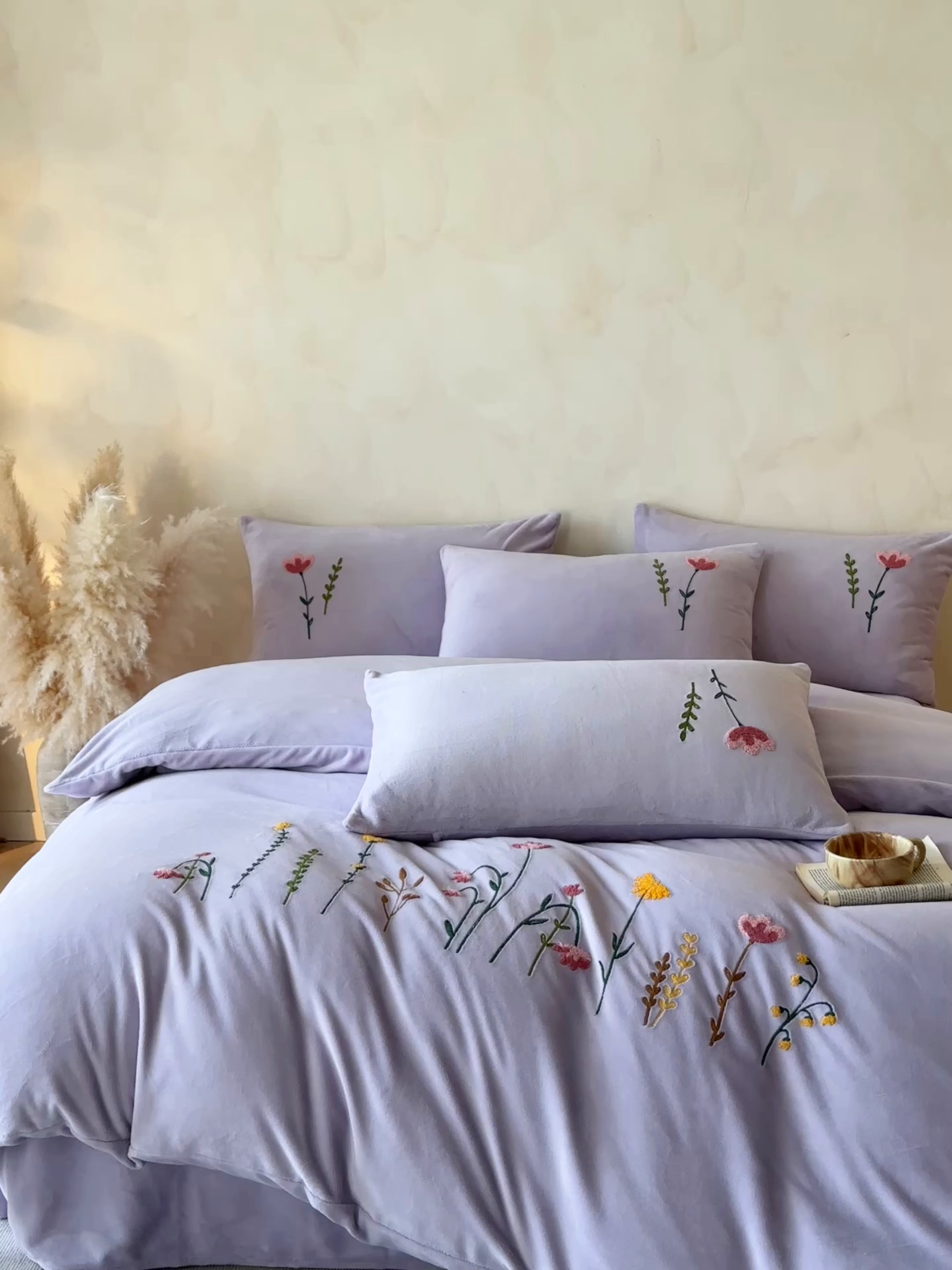 91家纺网 家纺一手货源 找家纺 羚羊语家纺 2025新款【正宗全消光】230克牛奶绒田园风四件套毛巾绣刺绣花秋冬加厚法莱绒法兰绒珊瑚绒三件套 如梦令-蔷薇