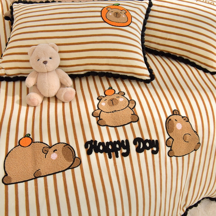 91家纺网 家纺一手货源 找家纺 炫拼家纺 2025新款大眼萌小熊韩系黑毛球毛巾绣牛奶绒四件套 大眼萌卡皮巴拉-咖