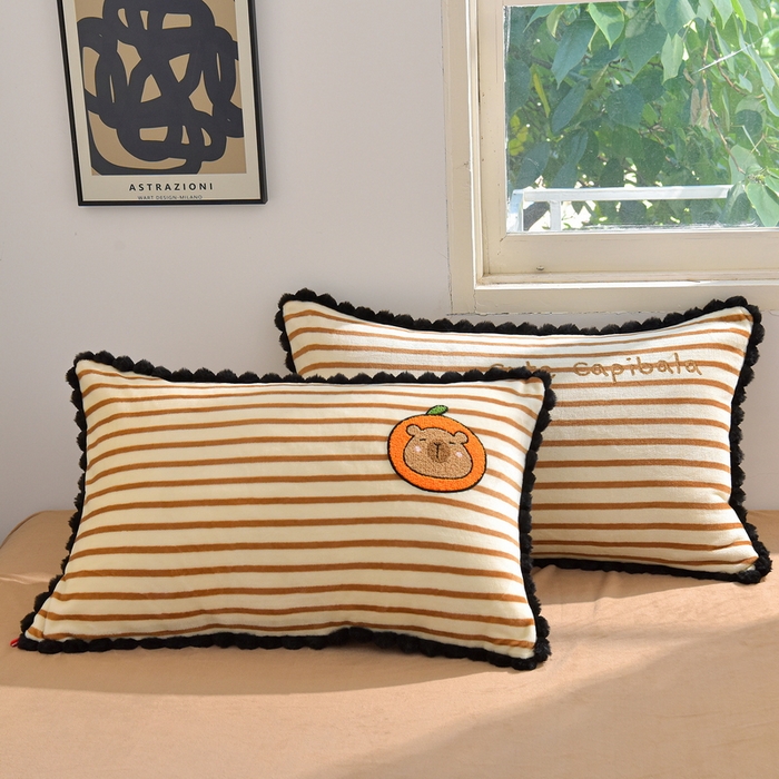 91家纺网 家纺一手货源 找家纺 炫拼家纺 2025新款大眼萌小熊韩系黑毛球毛巾绣牛奶绒四件套 大眼萌卡皮巴拉-咖