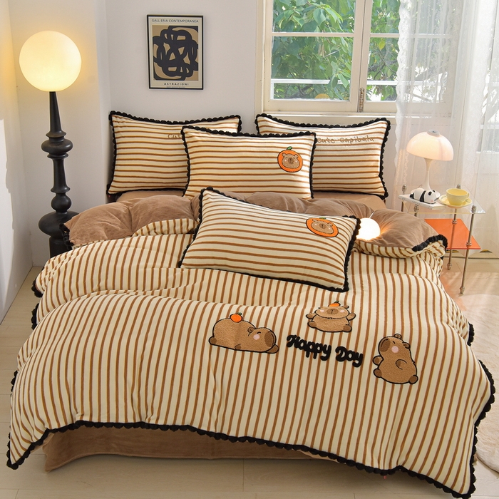 91家纺网 家纺一手货源 找家纺 炫拼家纺 2025新款大眼萌小熊韩系黑毛球毛巾绣牛奶绒四件套 大眼萌卡皮巴拉-咖