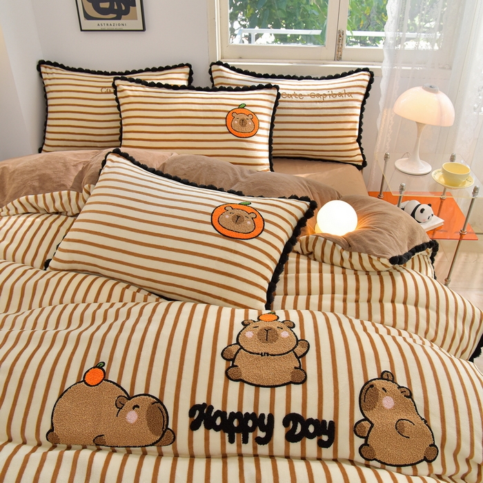 91家纺网 家纺一手货源 找家纺 炫拼家纺 2025新款大眼萌小熊韩系黑毛球毛巾绣牛奶绒四件套 大眼萌卡皮巴拉-咖