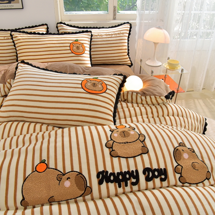 91家纺网 家纺一手货源 找家纺 炫拼家纺 2025新款大眼萌小熊韩系黑毛球毛巾绣牛奶绒四件套 大眼萌卡皮巴拉-咖