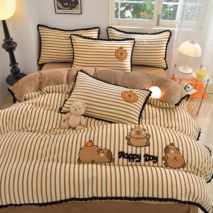 91家纺网 家纺一手货源 找家纺 炫拼家纺 2025新款大眼萌小熊韩系黑毛球毛巾绣牛奶绒四件套 大眼萌卡皮巴拉-咖