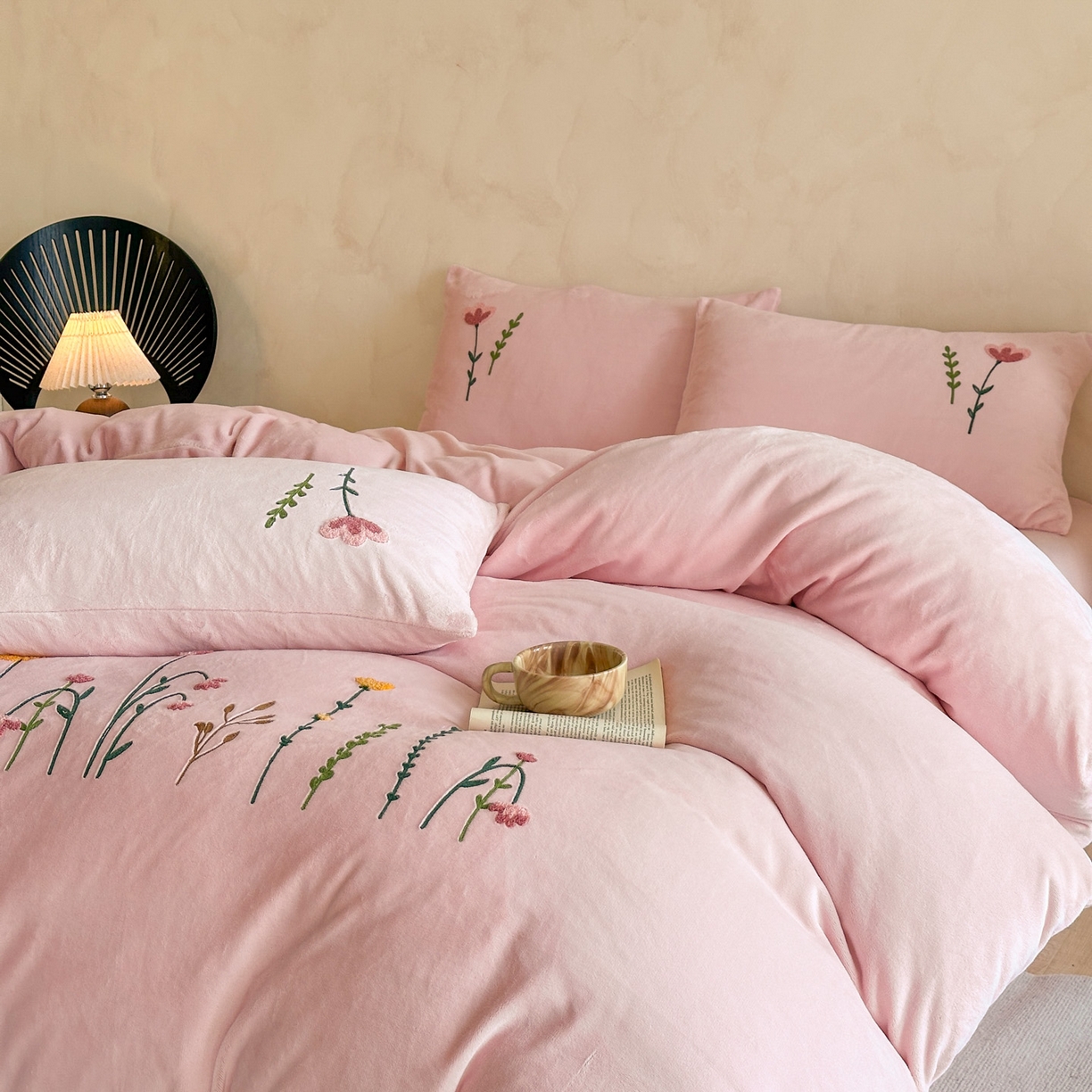 91家纺网 家纺一手货源 找家纺 羚羊语家纺 2025新款【正宗全消光】230克牛奶绒田园风四件套毛巾绣刺绣花秋冬加厚法莱绒法兰绒珊瑚绒三件套 如梦令-柔粉