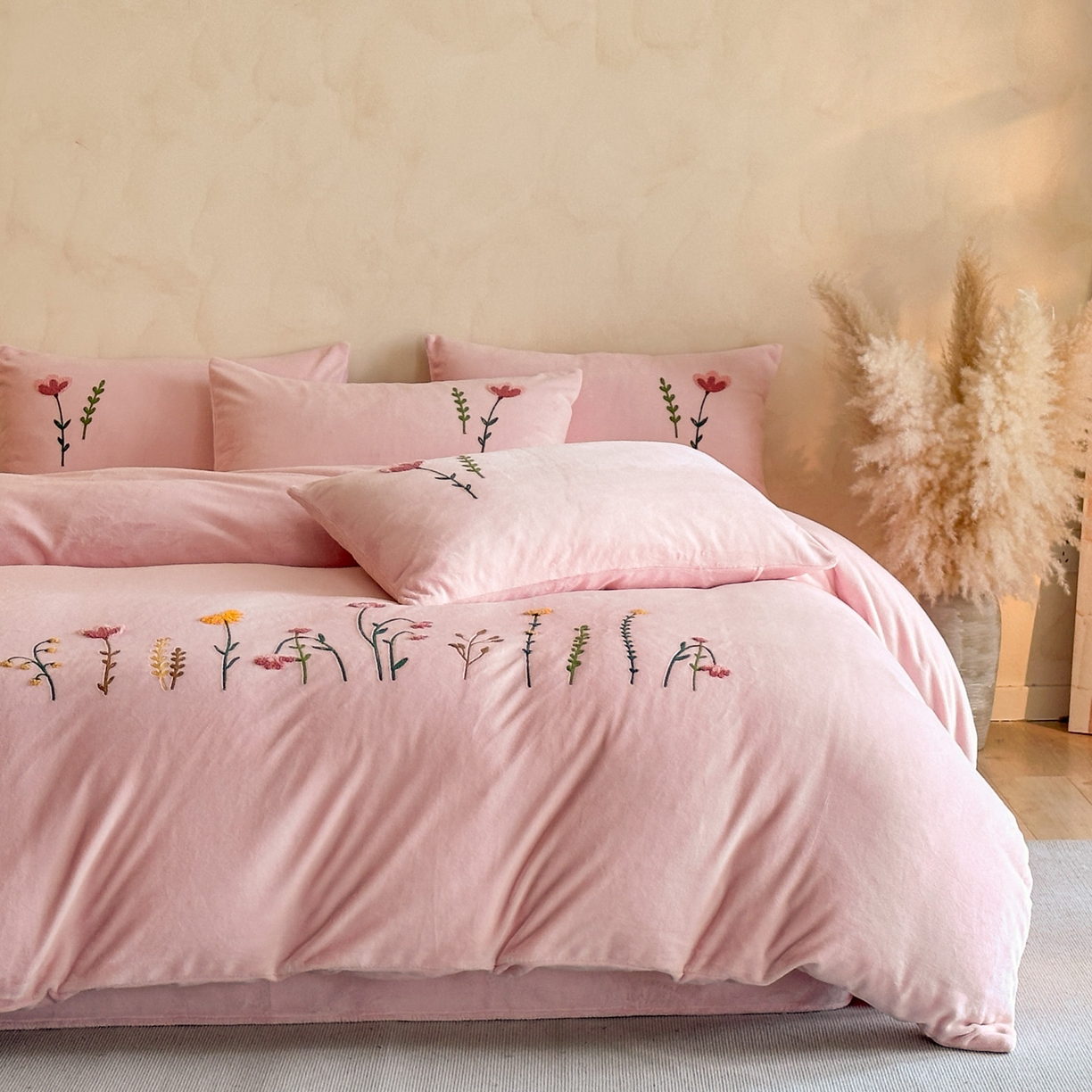 91家纺网 家纺一手货源 找家纺 羚羊语家纺 2025新款【正宗全消光】230克牛奶绒田园风四件套毛巾绣刺绣花秋冬加厚法莱绒法兰绒珊瑚绒三件套 如梦令-柔粉