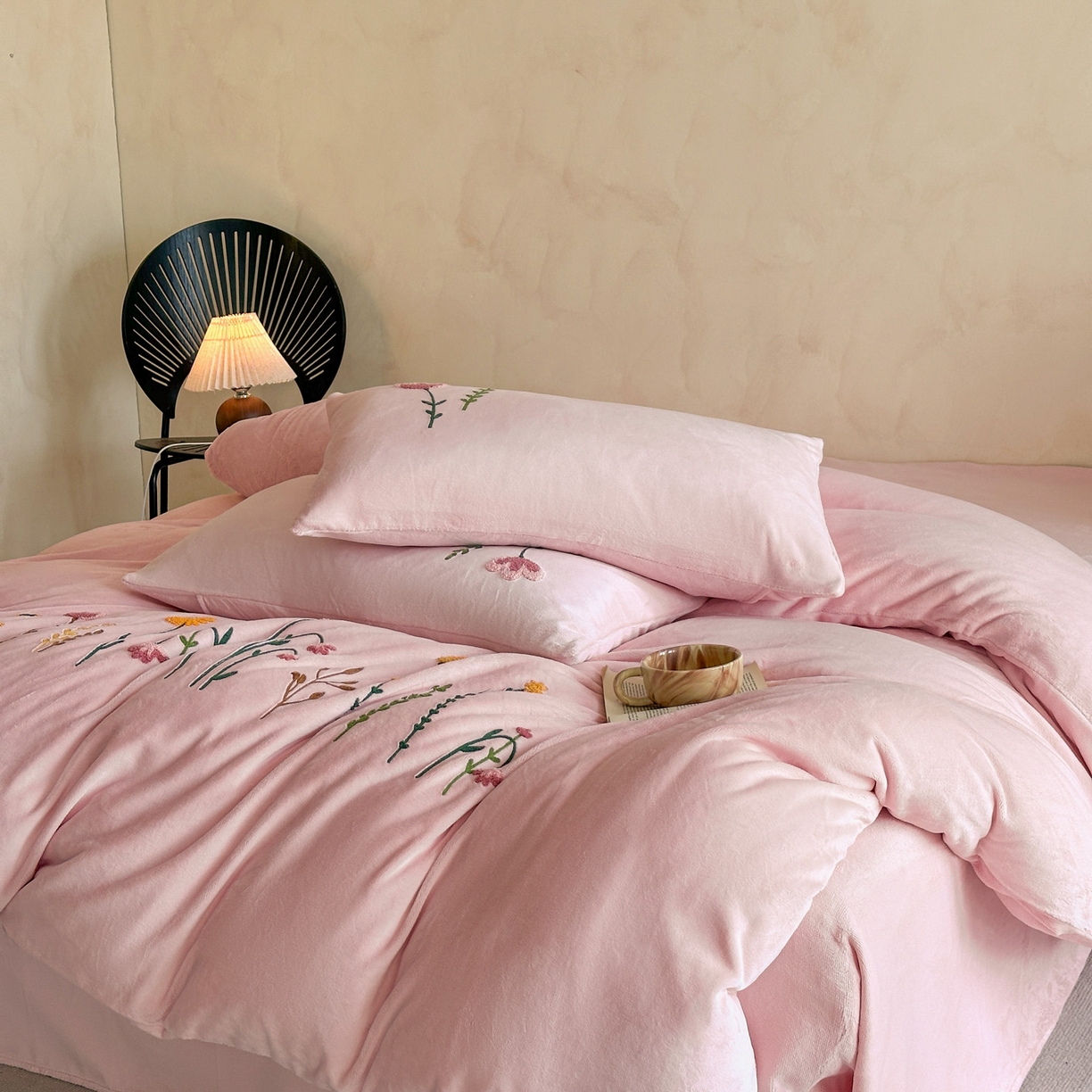 91家纺网 家纺一手货源 找家纺 羚羊语家纺 2025新款【正宗全消光】230克牛奶绒田园风四件套毛巾绣刺绣花秋冬加厚法莱绒法兰绒珊瑚绒三件套 如梦令-柔粉