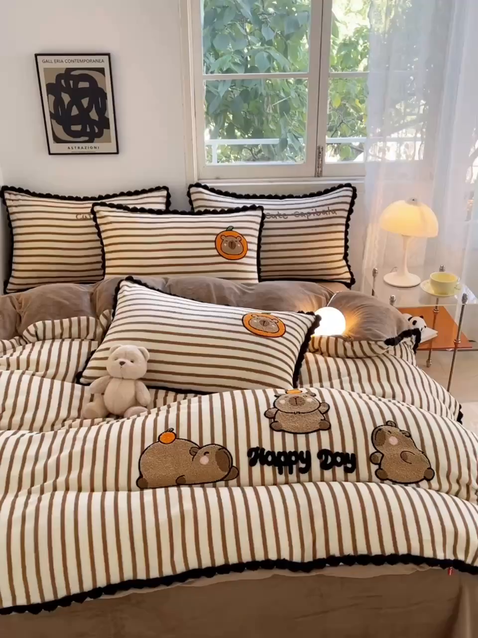 91家纺网 家纺一手货源 找家纺 炫拼家纺 2025新款大眼萌小熊韩系黑毛球毛巾绣牛奶绒四件套 大眼萌卡皮巴拉-咖