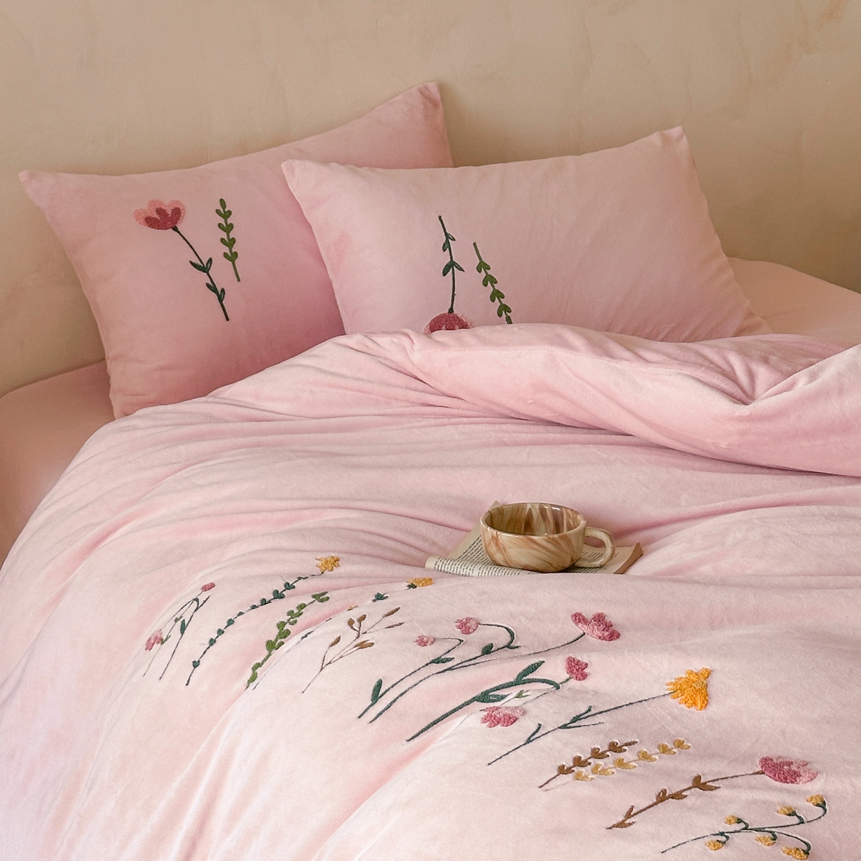 91家纺网 家纺一手货源 找家纺 羚羊语家纺 2025新款【正宗全消光】230克牛奶绒田园风四件套毛巾绣刺绣花秋冬加厚法莱绒法兰绒珊瑚绒三件套 如梦令-柔粉