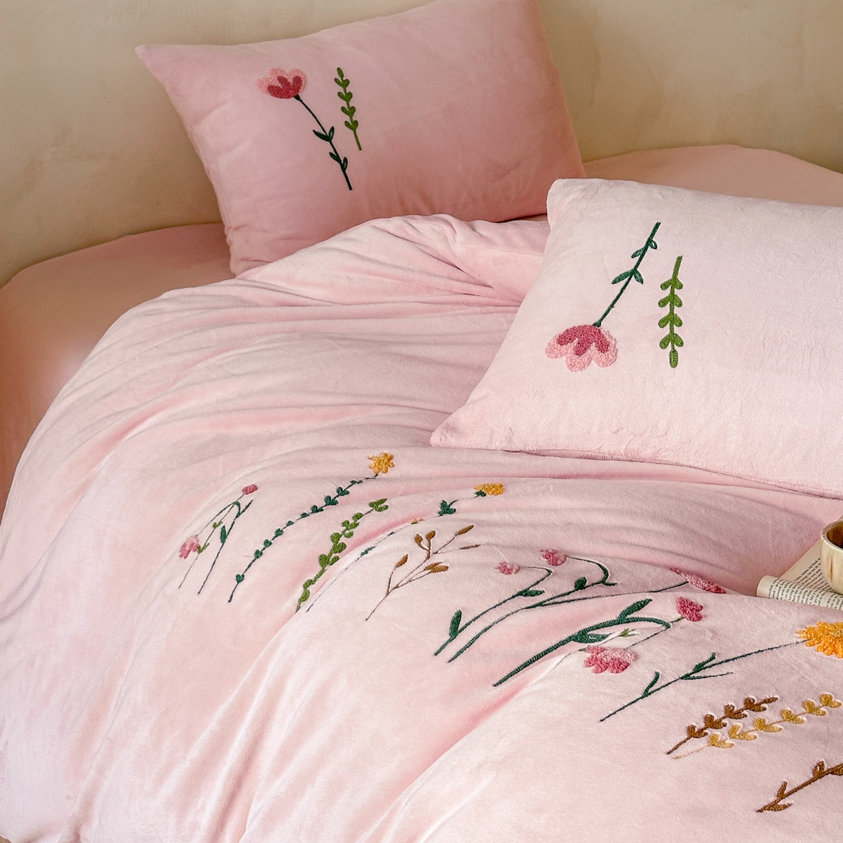 91家纺网 家纺一手货源 找家纺 羚羊语家纺 2025新款【正宗全消光】230克牛奶绒田园风四件套毛巾绣刺绣花秋冬加厚法莱绒法兰绒珊瑚绒三件套 如梦令-柔粉