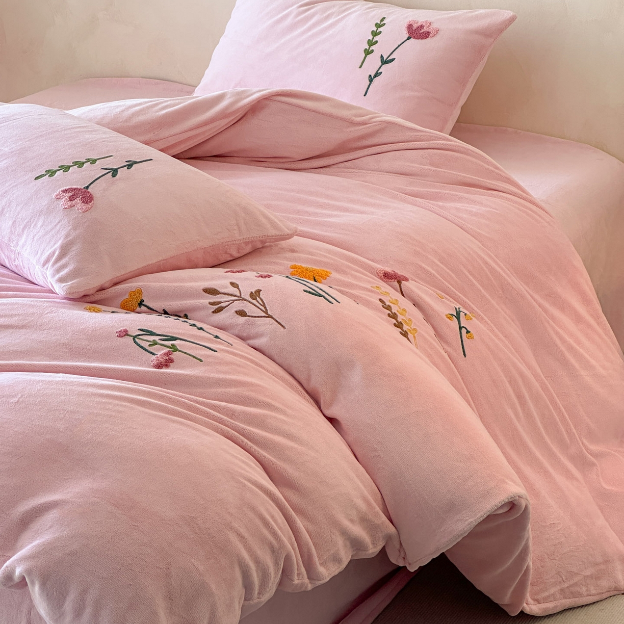 91家纺网 家纺一手货源 找家纺 羚羊语家纺 2025新款【正宗全消光】230克牛奶绒田园风四件套毛巾绣刺绣花秋冬加厚法莱绒法兰绒珊瑚绒三件套 如梦令-柔粉