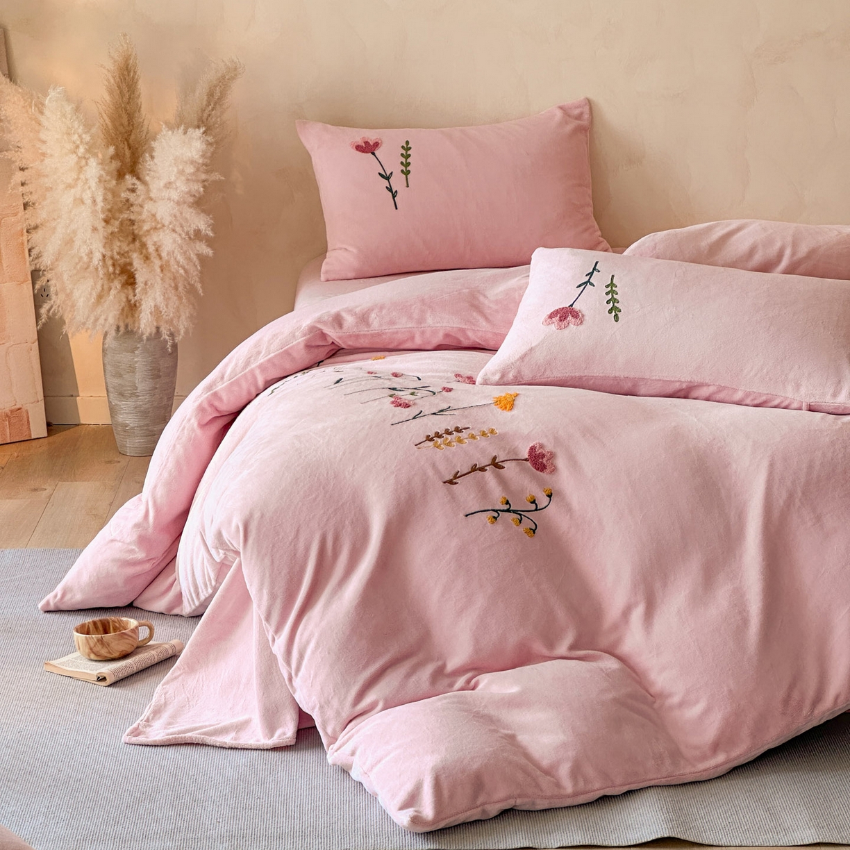 91家纺网 家纺一手货源 找家纺 羚羊语家纺 2025新款【正宗全消光】230克牛奶绒田园风四件套毛巾绣刺绣花秋冬加厚法莱绒法兰绒珊瑚绒三件套 如梦令-柔粉