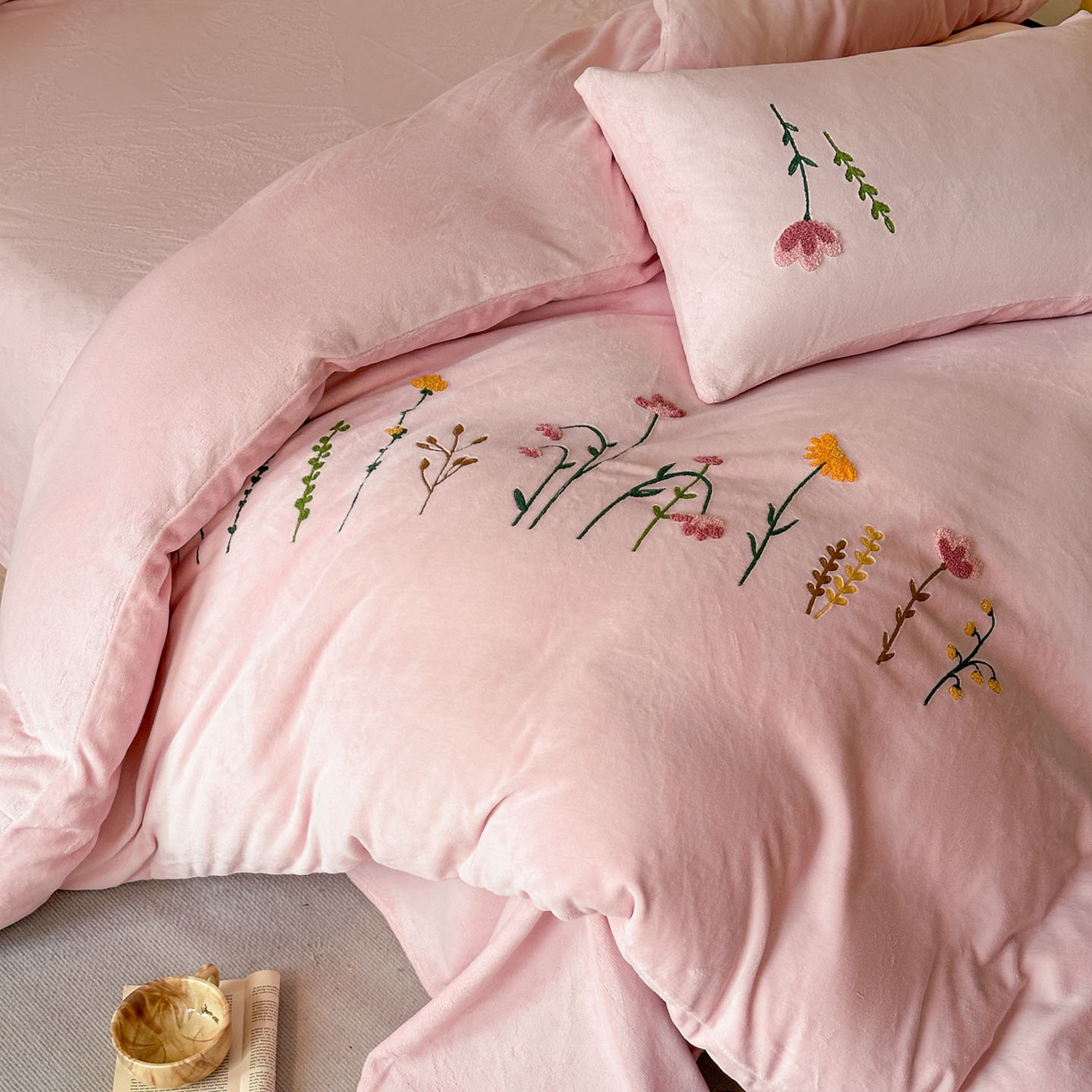 91家纺网 家纺一手货源 找家纺 羚羊语家纺 2025新款【正宗全消光】230克牛奶绒田园风四件套毛巾绣刺绣花秋冬加厚法莱绒法兰绒珊瑚绒三件套 如梦令-柔粉