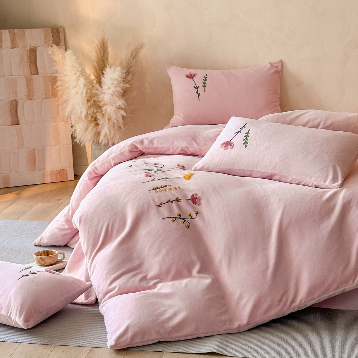 91家纺网 家纺一手货源 找家纺 羚羊语家纺 2025新款【正宗全消光】230克牛奶绒田园风四件套毛巾绣刺绣花秋冬加厚法莱绒法兰绒珊瑚绒三件套 如梦令-柔粉