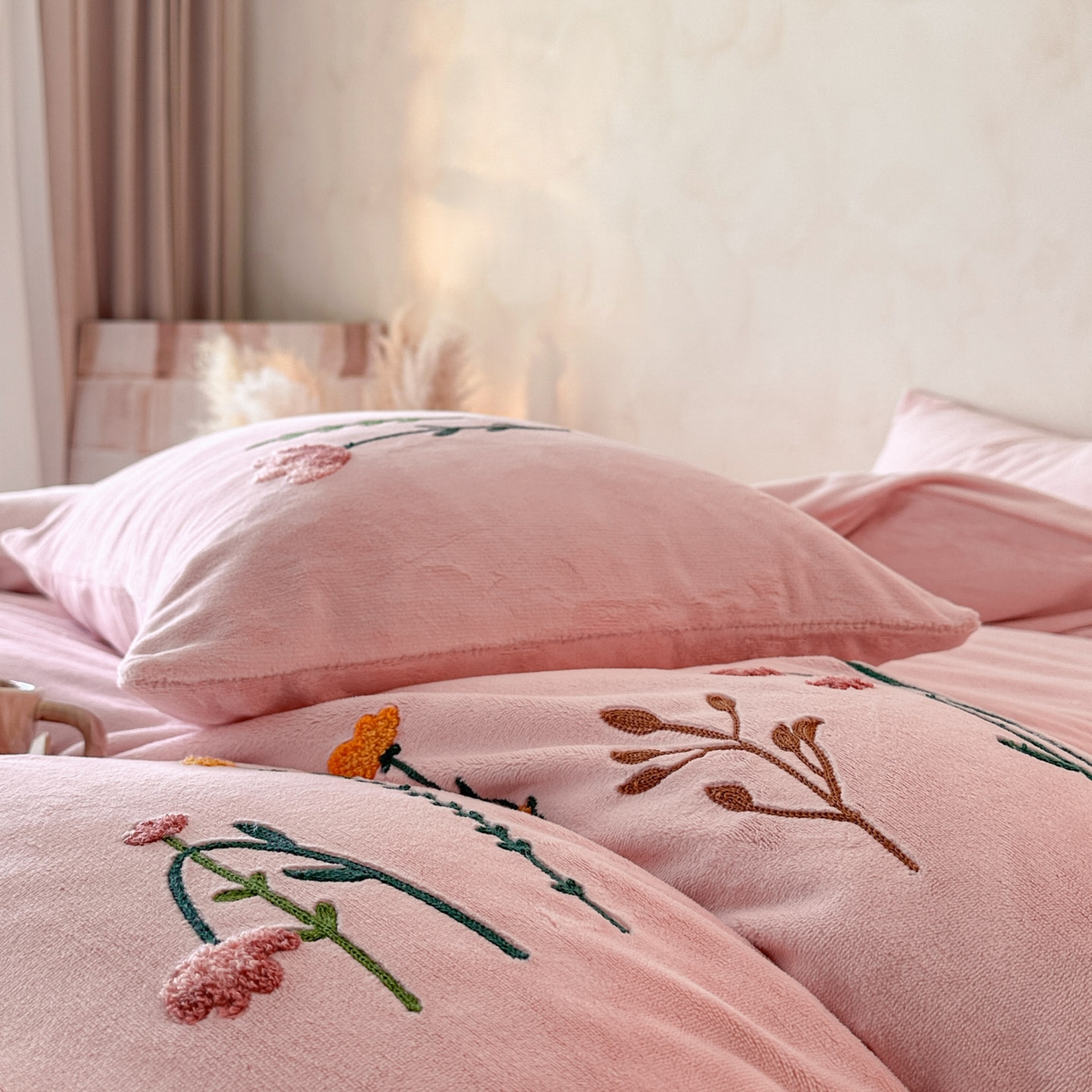 91家纺网 家纺一手货源 找家纺 羚羊语家纺 2025新款【正宗全消光】230克牛奶绒田园风四件套毛巾绣刺绣花秋冬加厚法莱绒法兰绒珊瑚绒三件套 如梦令-柔粉