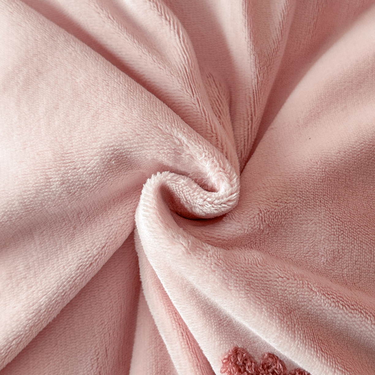 91家纺网 家纺一手货源 找家纺 羚羊语家纺 2025新款【正宗全消光】230克牛奶绒田园风四件套毛巾绣刺绣花秋冬加厚法莱绒法兰绒珊瑚绒三件套 如梦令-柔粉