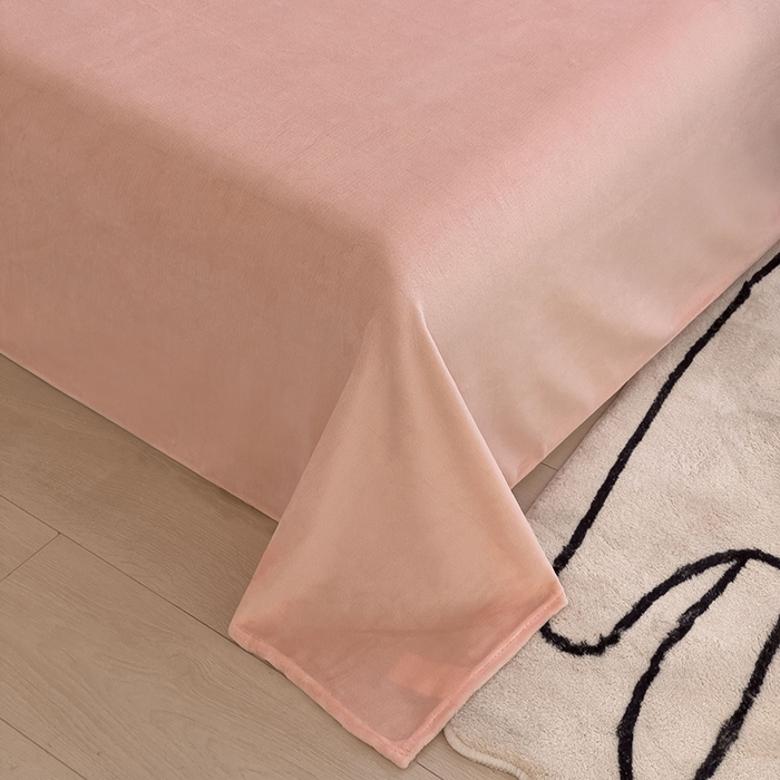 91家纺网 家纺一手货源 找家纺 炫拼家纺 2025新款大眼萌小熊韩系黑毛球毛巾绣牛奶绒四件套 大眼萌小熊-粉黑