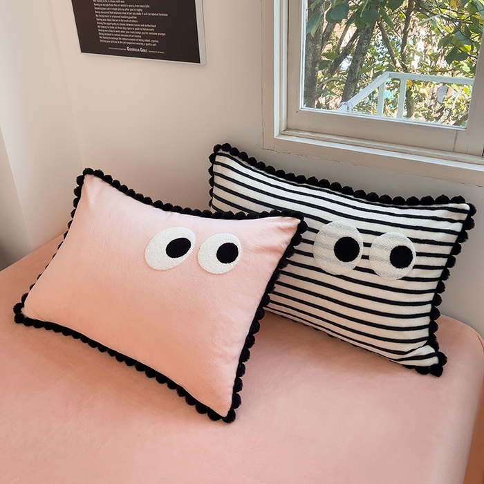 91家纺网 家纺一手货源 找家纺 炫拼家纺 2025新款大眼萌小熊韩系黑毛球毛巾绣牛奶绒四件套 大眼萌小熊-粉黑