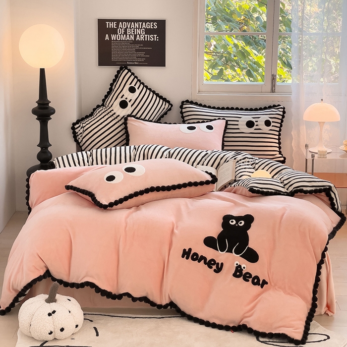 91家纺网 家纺一手货源 找家纺 炫拼家纺 2025新款大眼萌小熊韩系黑毛球毛巾绣牛奶绒四件套 大眼萌小熊-粉黑