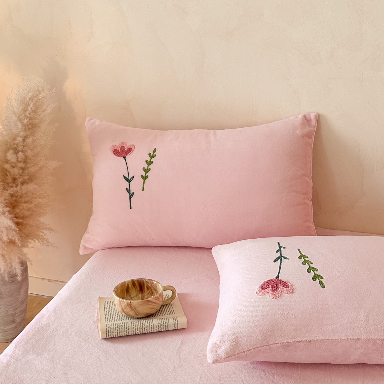 91家纺网 家纺一手货源 找家纺 羚羊语家纺 2025新款【正宗全消光】230克牛奶绒田园风四件套毛巾绣刺绣花秋冬加厚法莱绒法兰绒珊瑚绒三件套 如梦令-柔粉