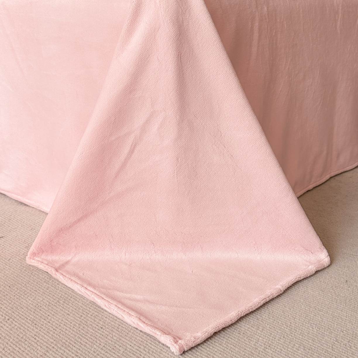 91家纺网 家纺一手货源 找家纺 羚羊语家纺 2025新款【正宗全消光】230克牛奶绒田园风四件套毛巾绣刺绣花秋冬加厚法莱绒法兰绒珊瑚绒三件套 如梦令-柔粉