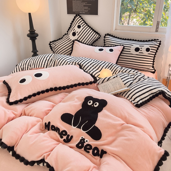 91家纺网 家纺一手货源 找家纺 炫拼家纺 2025新款大眼萌小熊韩系黑毛球毛巾绣牛奶绒四件套 大眼萌小熊-粉黑