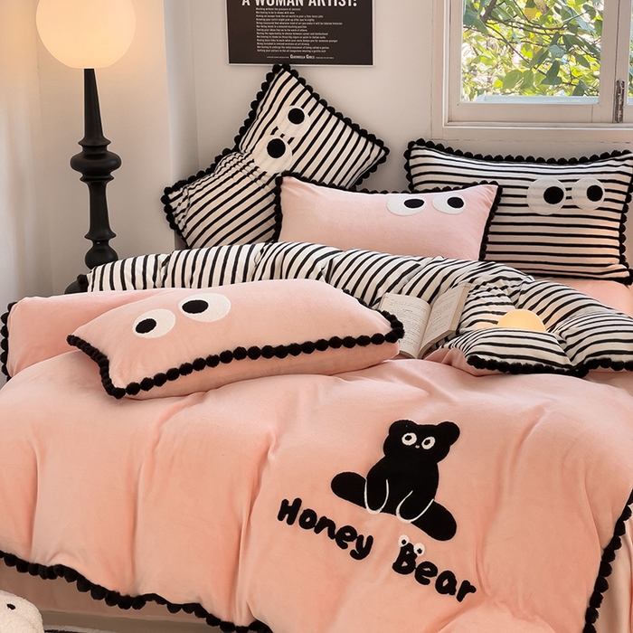 91家纺网 家纺一手货源 找家纺 炫拼家纺 2025新款大眼萌小熊韩系黑毛球毛巾绣牛奶绒四件套 大眼萌小熊-粉黑