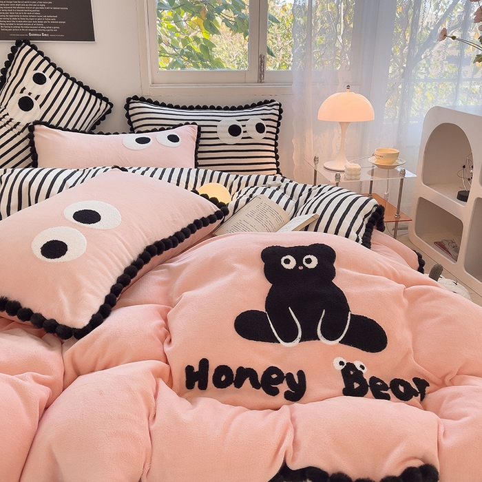 91家纺网 家纺一手货源 找家纺 炫拼家纺 2025新款大眼萌小熊韩系黑毛球毛巾绣牛奶绒四件套 大眼萌小熊-粉黑