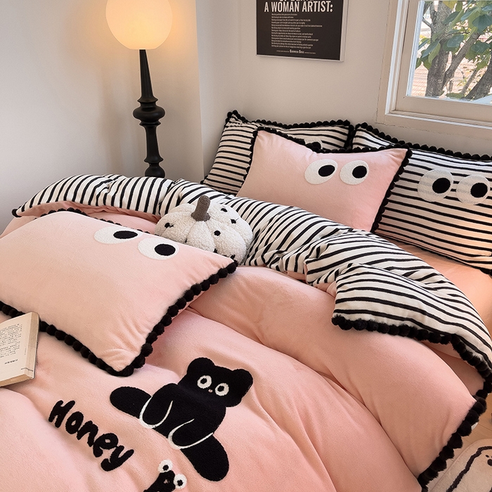 91家纺网 家纺一手货源 找家纺 炫拼家纺 2025新款大眼萌小熊韩系黑毛球毛巾绣牛奶绒四件套 大眼萌小熊-粉黑