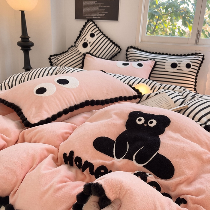 91家纺网 家纺一手货源 找家纺 炫拼家纺 2025新款大眼萌小熊韩系黑毛球毛巾绣牛奶绒四件套 大眼萌小熊-粉黑
