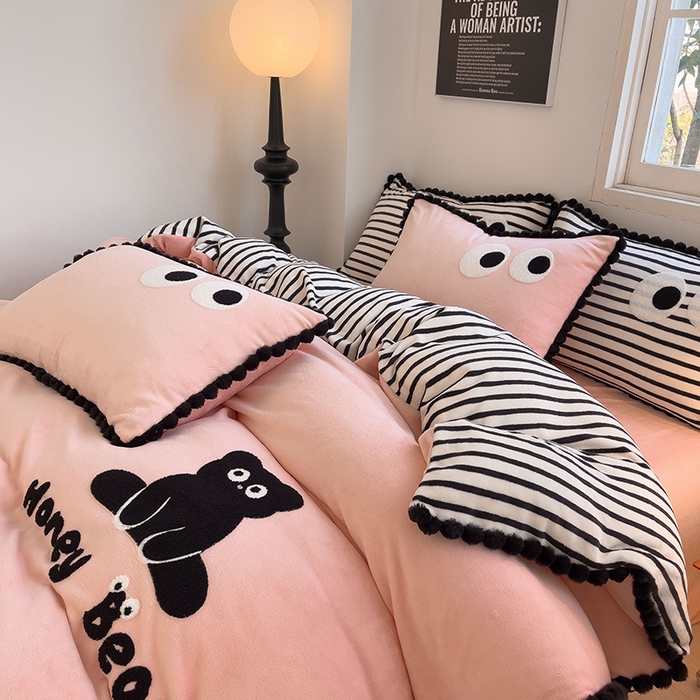 91家纺网 家纺一手货源 找家纺 炫拼家纺 2025新款大眼萌小熊韩系黑毛球毛巾绣牛奶绒四件套 大眼萌小熊-粉黑