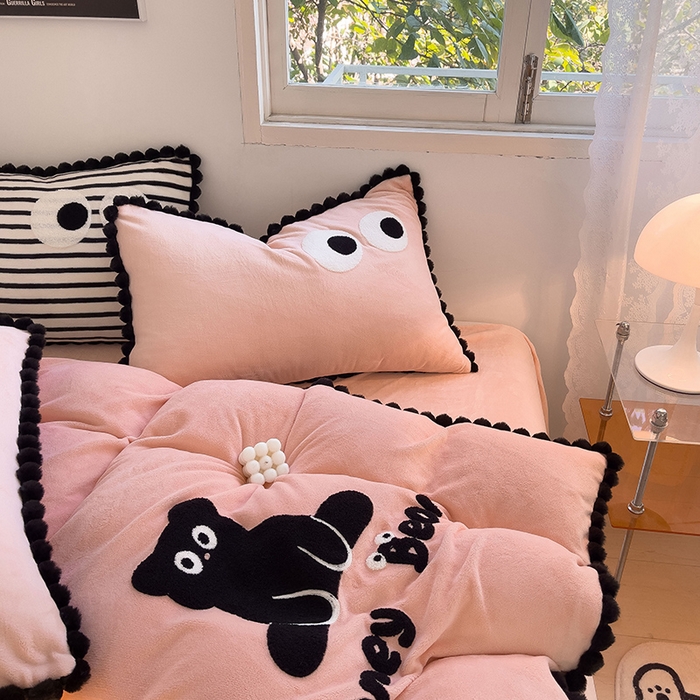 91家纺网 家纺一手货源 找家纺 炫拼家纺 2025新款大眼萌小熊韩系黑毛球毛巾绣牛奶绒四件套 大眼萌小熊-粉黑