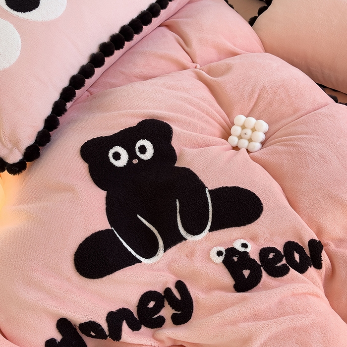 91家纺网 家纺一手货源 找家纺 炫拼家纺 2025新款大眼萌小熊韩系黑毛球毛巾绣牛奶绒四件套 大眼萌小熊-粉黑