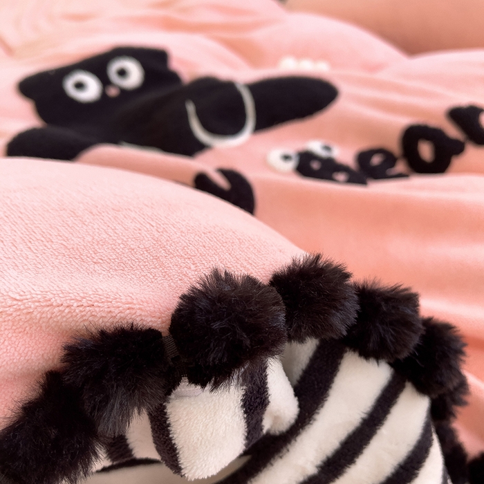 91家纺网 家纺一手货源 找家纺 炫拼家纺 2025新款大眼萌小熊韩系黑毛球毛巾绣牛奶绒四件套 大眼萌小熊-粉黑
