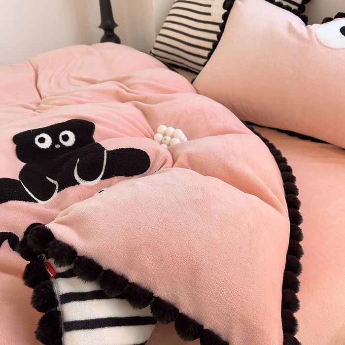 91家纺网 家纺一手货源 找家纺 炫拼家纺 2025新款大眼萌小熊韩系黑毛球毛巾绣牛奶绒四件套 大眼萌小熊-粉黑