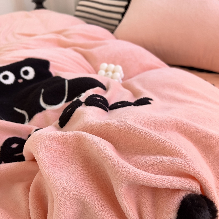 91家纺网 家纺一手货源 找家纺 炫拼家纺 2025新款大眼萌小熊韩系黑毛球毛巾绣牛奶绒四件套 大眼萌小熊-粉黑