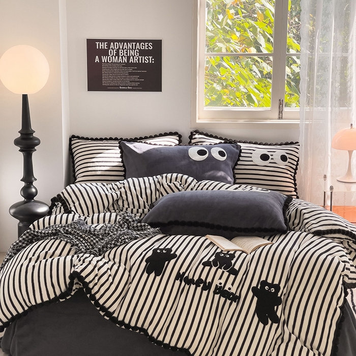 91家纺网 家纺一手货源 找家纺 炫拼家纺 2025新款大眼萌小熊韩系黑毛球毛巾绣牛奶绒四件套 大眼萌小熊-黑