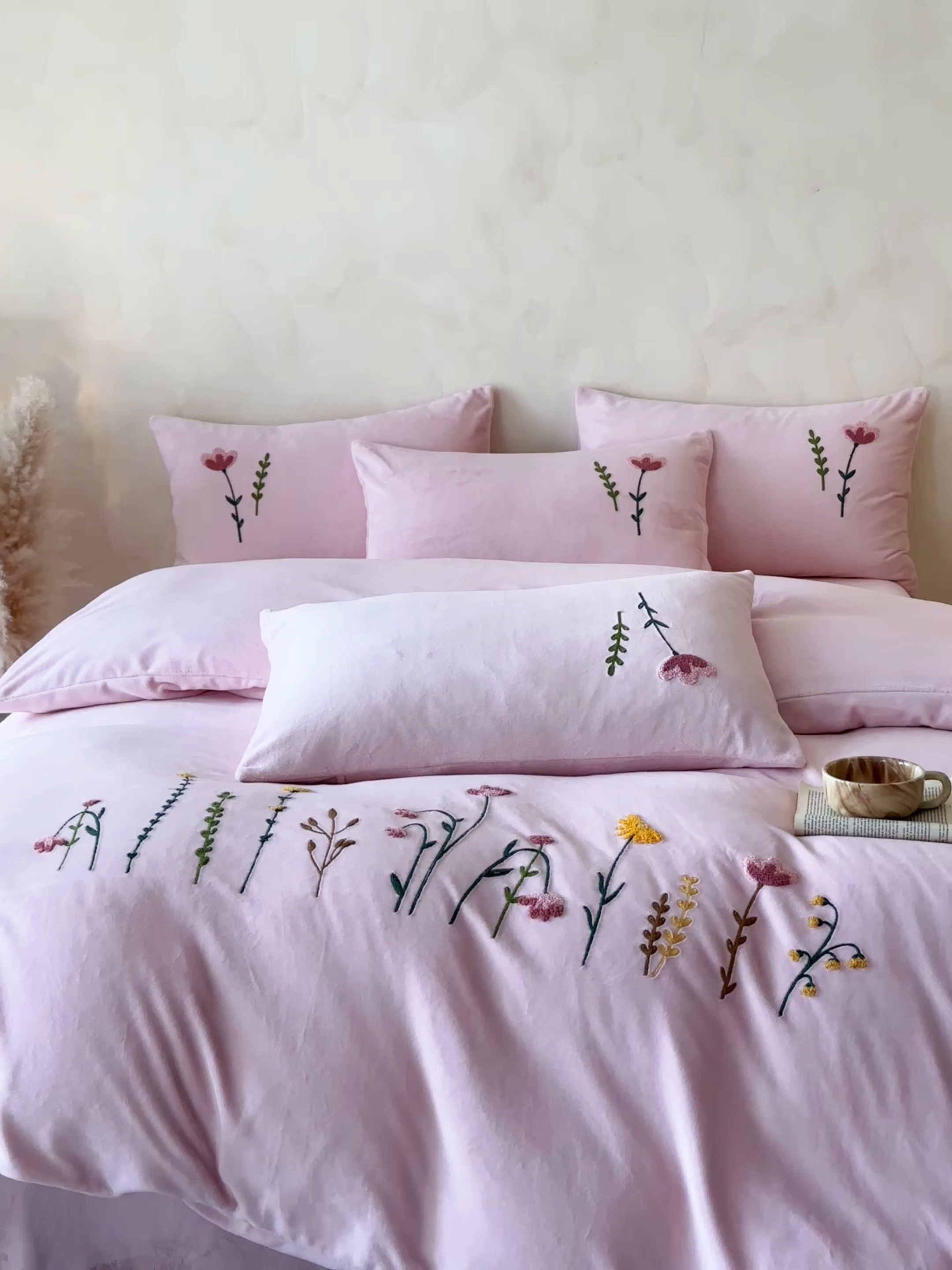 91家纺网 家纺一手货源 找家纺 羚羊语家纺 2025新款【正宗全消光】230克牛奶绒田园风四件套毛巾绣刺绣花秋冬加厚法莱绒法兰绒珊瑚绒三件套 如梦令-柔粉