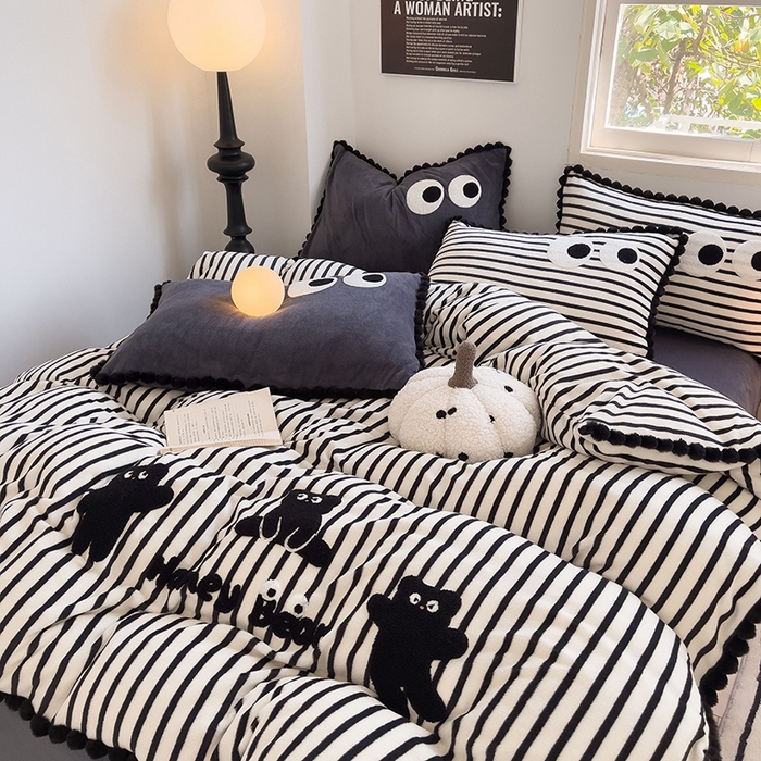 91家纺网 家纺一手货源 找家纺 炫拼家纺 2025新款大眼萌小熊韩系黑毛球毛巾绣牛奶绒四件套 大眼萌小熊-黑