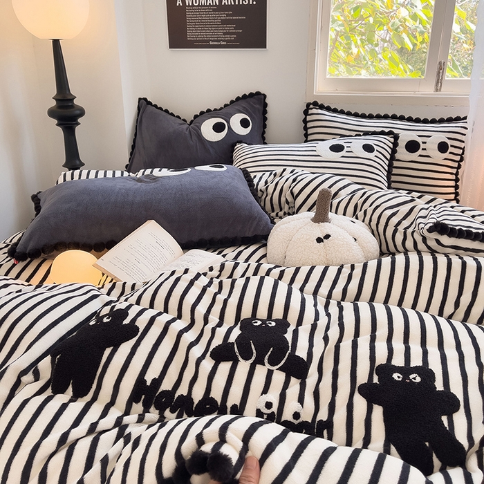 91家纺网 家纺一手货源 找家纺 炫拼家纺 2025新款大眼萌小熊韩系黑毛球毛巾绣牛奶绒四件套 大眼萌小熊-黑