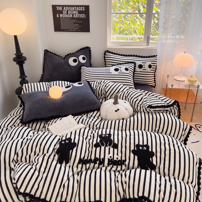 91家纺网 家纺一手货源 找家纺 炫拼家纺 2025新款大眼萌小熊韩系黑毛球毛巾绣牛奶绒四件套 大眼萌小熊-黑