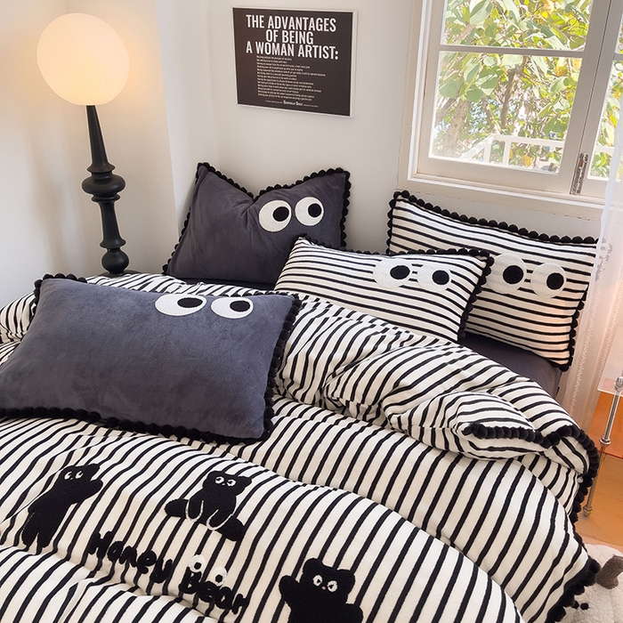 91家纺网 家纺一手货源 找家纺 炫拼家纺 2025新款大眼萌小熊韩系黑毛球毛巾绣牛奶绒四件套 大眼萌小熊-黑