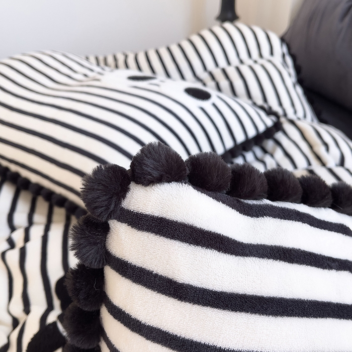 91家纺网 家纺一手货源 找家纺 炫拼家纺 2025新款大眼萌小熊韩系黑毛球毛巾绣牛奶绒四件套 大眼萌小熊-黑