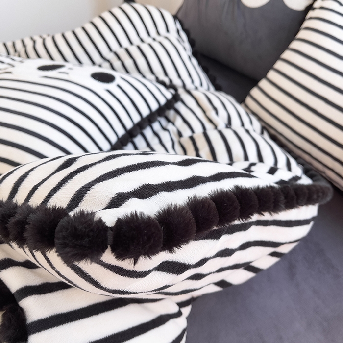 91家纺网 家纺一手货源 找家纺 炫拼家纺 2025新款大眼萌小熊韩系黑毛球毛巾绣牛奶绒四件套 大眼萌小熊-黑