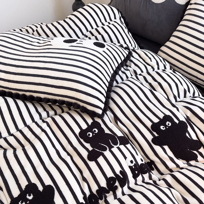 91家纺网 家纺一手货源 找家纺 炫拼家纺 2025新款大眼萌小熊韩系黑毛球毛巾绣牛奶绒四件套 大眼萌小熊-黑