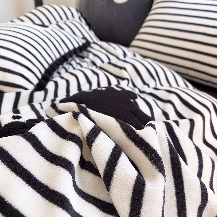 91家纺网 家纺一手货源 找家纺 炫拼家纺 2025新款大眼萌小熊韩系黑毛球毛巾绣牛奶绒四件套 大眼萌小熊-黑