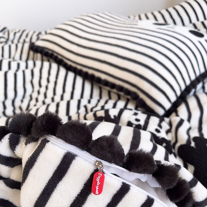 91家纺网 家纺一手货源 找家纺 炫拼家纺 2025新款大眼萌小熊韩系黑毛球毛巾绣牛奶绒四件套 大眼萌小熊-黑