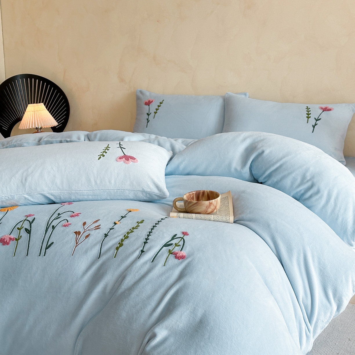 91家纺网 家纺一手货源 找家纺 羚羊语家纺 2025新款【正宗全消光】230克牛奶绒田园风四件套毛巾绣刺绣花秋冬加厚法莱绒法兰绒珊瑚绒三件套 如梦令-天蓝