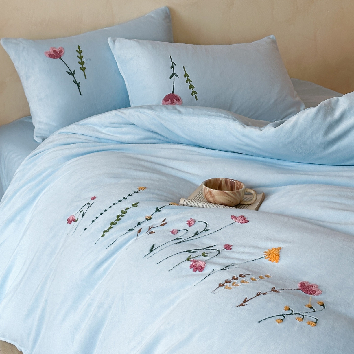 羚羊语家纺 2025新款【正宗全消光】230克牛奶绒田园风四件套毛巾绣刺绣花秋冬加厚法莱绒法兰绒珊瑚绒三件套 如梦令-天蓝