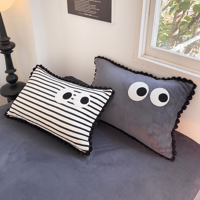 91家纺网 家纺一手货源 找家纺 炫拼家纺 2025新款大眼萌小熊韩系黑毛球毛巾绣牛奶绒四件套 大眼萌小熊-黑